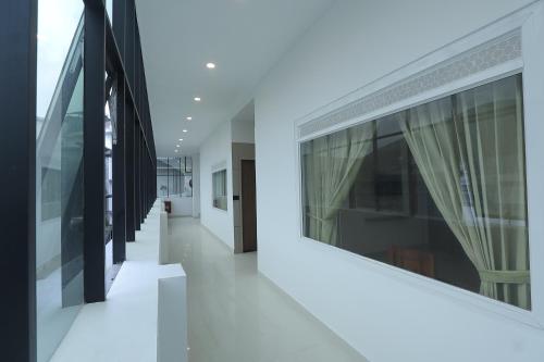 KattappanaHotel Dream Suite, Kattappana的建筑中一个空的走廊,有窗户