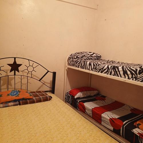 加拉加斯Como en Casa的小型客房配有两张双层床,