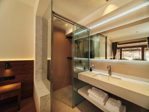 丽江丽江夕露小榭客栈的一间带水槽和淋浴的浴室