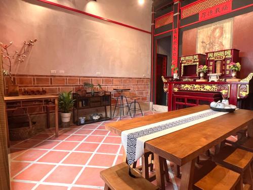 金湖镇壹樓文旅的一间带桌子和壁炉的用餐室