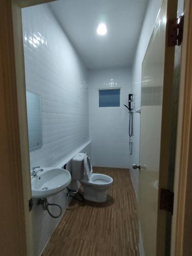 Ban Noi Pho KhamJanis Home的一间带卫生间和水槽的浴室