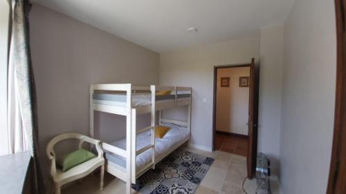 AllemansPlantivel的一间卧室配有两张双层床和镜子