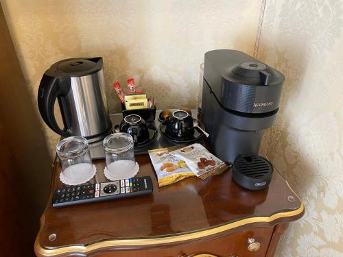 威尼斯卡朋韦奇尼B&B酒店的桌子上的咖啡机和咖啡壶