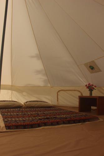 河内Lagom Village (Glamping Site)的客房内的帐篷,配有一张床