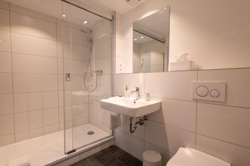 杜塞尔多夫渔民之家酒店的一间带水槽、淋浴和卫生间的浴室