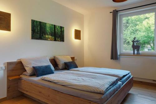 施马伦贝格Nest Heiminghausen的一间卧室设有一张床和一个窗口