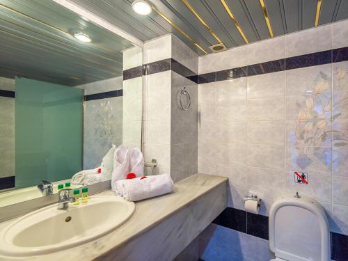 库基尼坎尼奥Themis Beach Hotel的一间带水槽和镜子的浴室