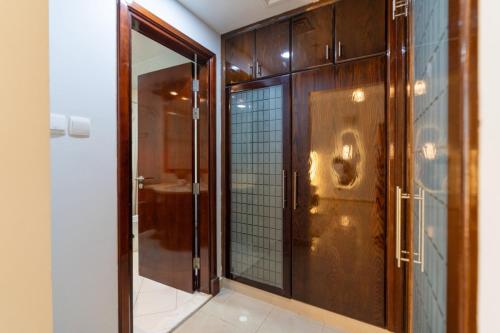 迪拜Marina Yacht Club Views - 3BR Modern Furnished的浴室设有玻璃门和镜子