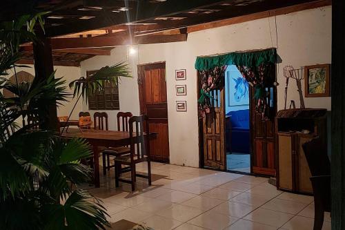 伊比科阿拉Residencial Maria de Lourdes的一间带桌子和桌椅的用餐室