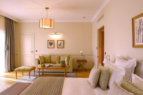 科涅克Hôtel Chais Monnet & Spa的客厅配有床和沙发