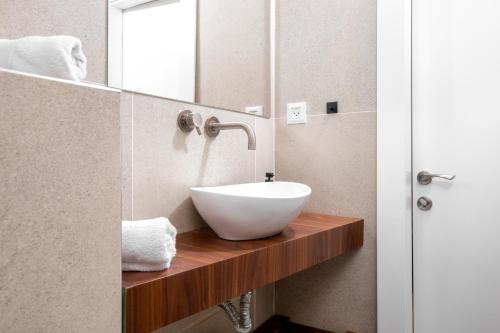 埃拉特La suite eilat的浴室设有白色水槽和镜子