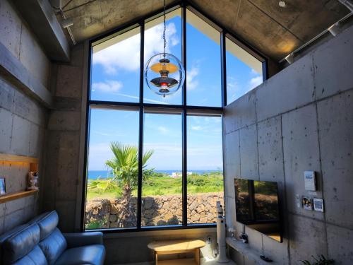 济州市Dalthor Pension的客房设有海景大窗户。