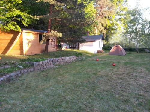 BiesenthalSimplest-Camping的草地上带帐篷和球的院子