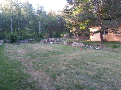 BiesenthalSimplest-Camping的一座拥有许多草树的院子