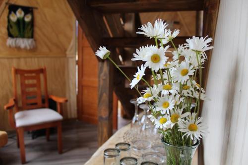 科伊艾科Lerun Sheg Lodge的花瓶,上面有白色的花朵