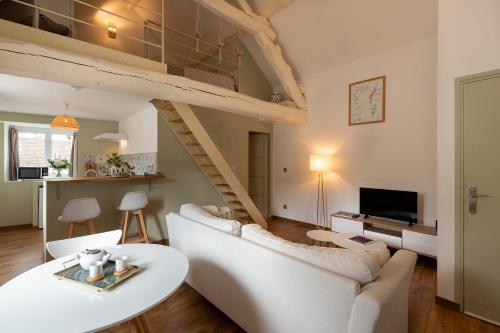 莫索特M comme Meursault的一间带白色沙发的客厅和一个阁楼