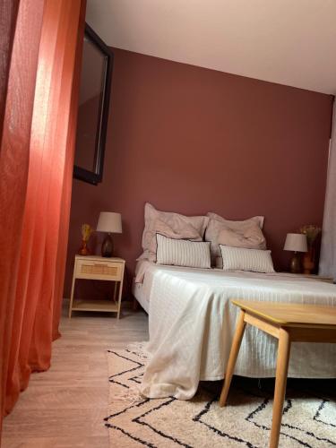 TomblaineGrande chambre privée 18 m2 dans maison proche Gare et Nancy Thermal的一间卧室配有一张床和两张带台灯的桌子。