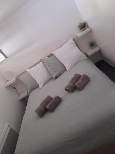 新城勒鲁瓦Appartement proche d'Orly的一张大床,里面放着三个枕头