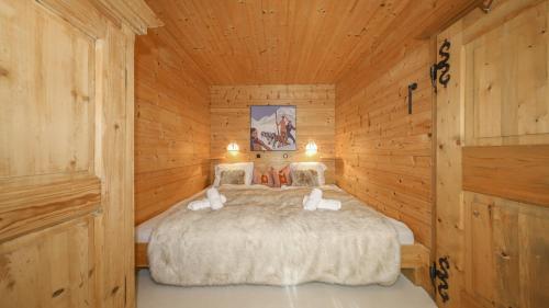 基茨比厄尔Chalet Stockerdörfl Apartment 68m2 by ONE-VILLAS的小木屋内一间卧室,配有一张床