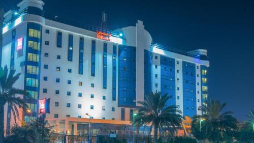 阿尔及尔ibis Alger Aéroport的夜间有灯的旅馆