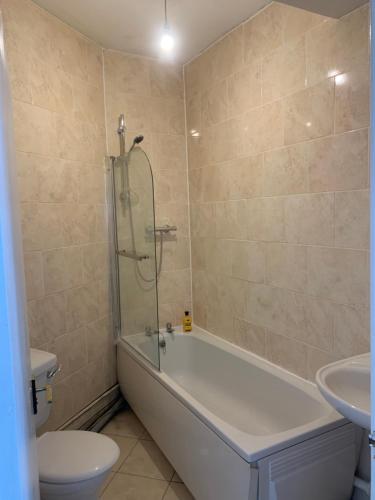 阿什顿下安林恩New 2 bedroom Apartment in Greater Manchester的带浴缸、卫生间和盥洗盆的浴室