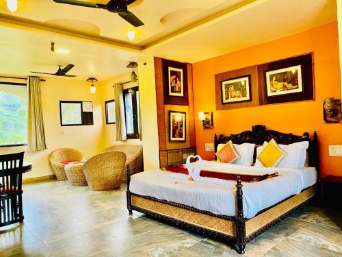 乌代浦Udai Valley Resort- Top Rated Resort in Udaipur with mountain view的一间卧室设有一张床和一间客厅。
