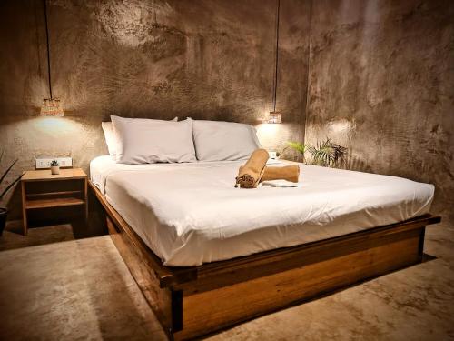 卢纳将军城The Ohm Siargao Resort的一间卧室配有一张带白色床单的大床
