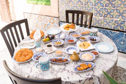 苏塞Dar Badiaa的一张桌子,上面放着食物盘