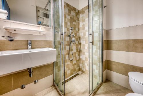 里米尼奥古斯都酒店的带淋浴、盥洗盆和卫生间的浴室