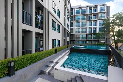 Ban Thalat Choeng ThaleBangtao - Laguna center, 1BR, Near Laguna Center的大楼前的游泳池