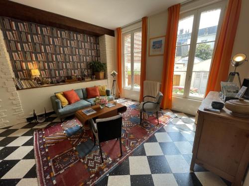 滨海图维列特鲁维尔酒店的客厅配有沙发和桌子