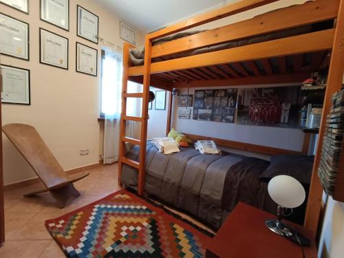 CasalinaLa Casa di Roby的一间卧室配有双层床和地毯。