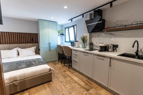 马拉加Apartments DREAM的一间带床的小卧室和一间厨房