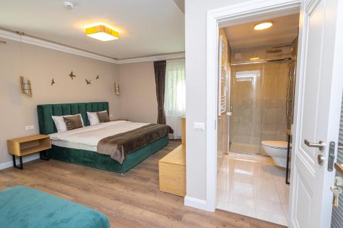坎普朗莫道尼斯B59 BOUTIQUE HOTEL的一间卧室设有一张床、淋浴和卫生间