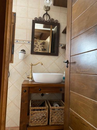 San AgustínCasa Rural El Aljibe的一间带水槽和镜子的浴室