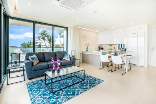 CupecoyLuxury Oceanview 1BR on beach的客厅配有沙发和桌子