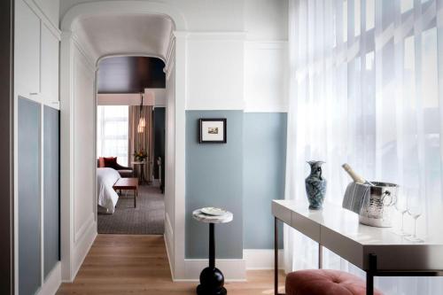 萨凡纳Perry Lane Hotel, a Luxury Collection Hotel, Savannah的客厅设有走廊和蓝色的墙壁
