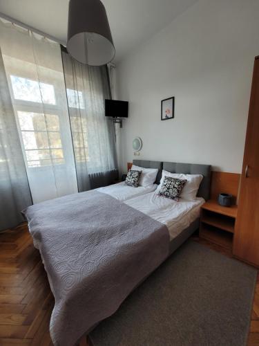 克雷尼察Zajazd Meran的一间卧室设有两张床和大窗户