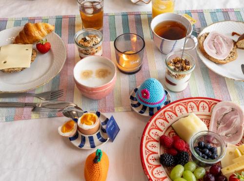 埃斯比约Høloftet bb的餐桌上摆放着早餐食品和饮料