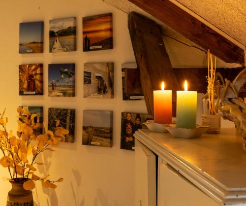 埃斯比约Høloftet bb的墙上有两把蜡烛和照片的柜台