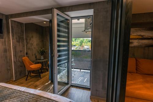马拉加Apartments DREAM的卧室设有滑动玻璃门,可通往阳台