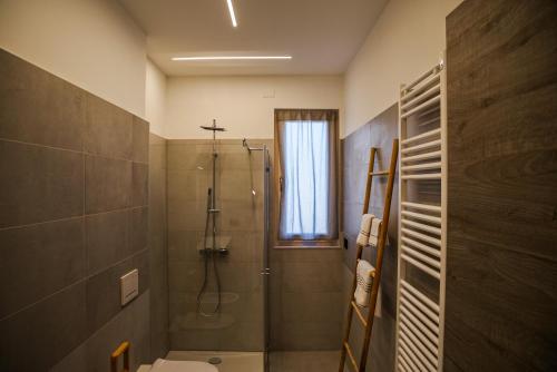 瓜热讷Vista Langhe - CerratoHouses的带淋浴和卫生间的浴室
