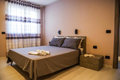 瓜热讷Vista Langhe - CerratoHouses的一间卧室配有一张床,上面有两条毛巾