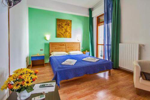 莱切Central Plaza的一间卧室设有蓝色的床和绿色的墙壁