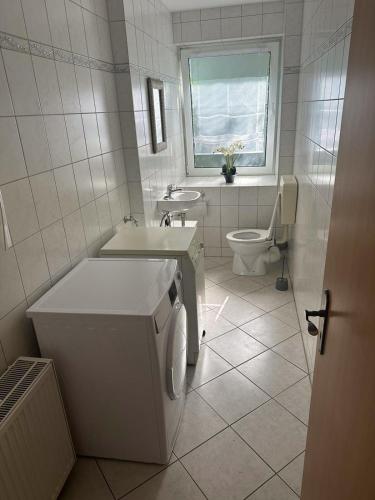 RochauMonteurzimmer Rochau的白色的浴室设有卫生间和水槽。