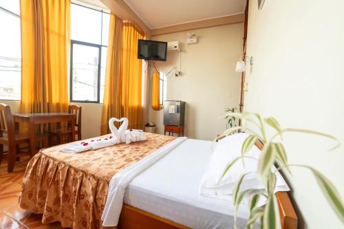 马尔多纳多港La Torre Valsai的一间卧室,配有一张带鲜花的床