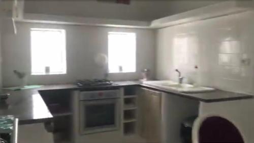 哈马马特Dar Blanche的带炉灶和水槽的厨房以及2扇窗户。
