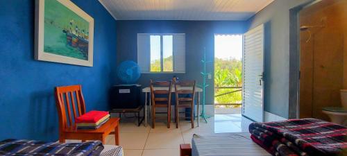 圣罗克Rancho Acácia São Roque的蓝色的房间,设有桌子和饭厅