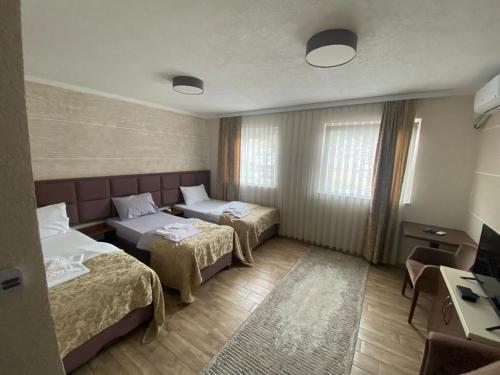 新帕扎尔Prenoćište-Sobe My Place的酒店客房配有两张床和一张书桌
