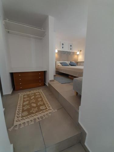 古卡斯特隆LILIUM HOUSE PALEKASTRO的卧室享有一张床和地毯的景色